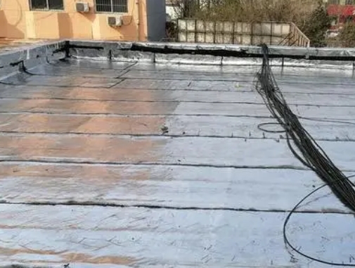 渝中卫生间漏水维修公司分享下渝中屋面楼顶防水刚性防水层施工要点。